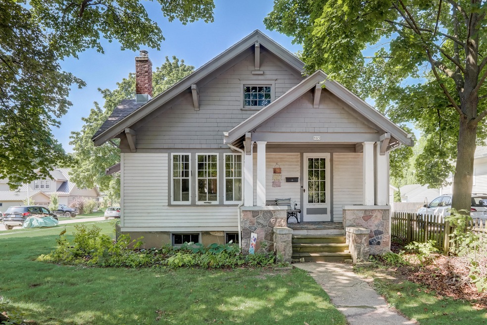 905 W Labelle Ave unit 905, Oconomowoc, WI 53066 - photo 1