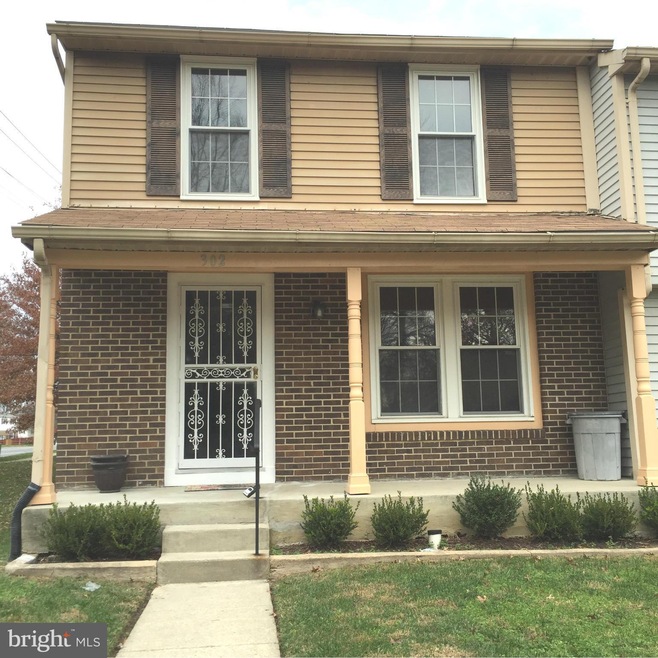 302 Shady Glen Dr, Capitol Heights, MD 20743 - photo 1
