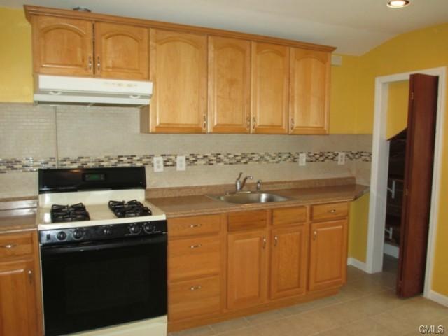 9 Cowing Ct, Stamford, CT 06906 - photo 1