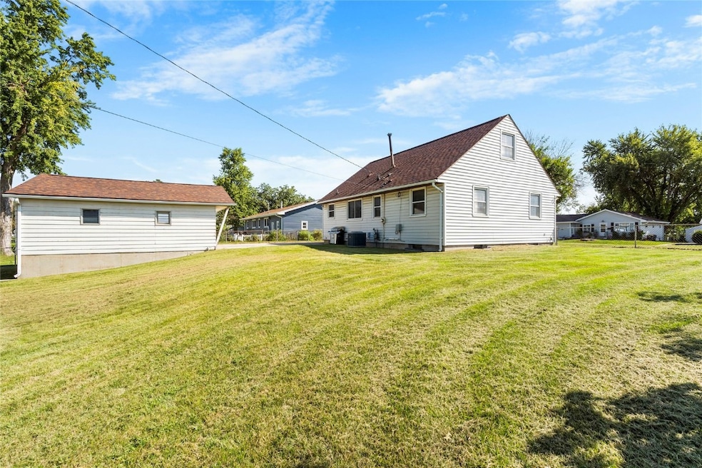 306 10th Ave, Hiawatha, IA 52233 - photo 1