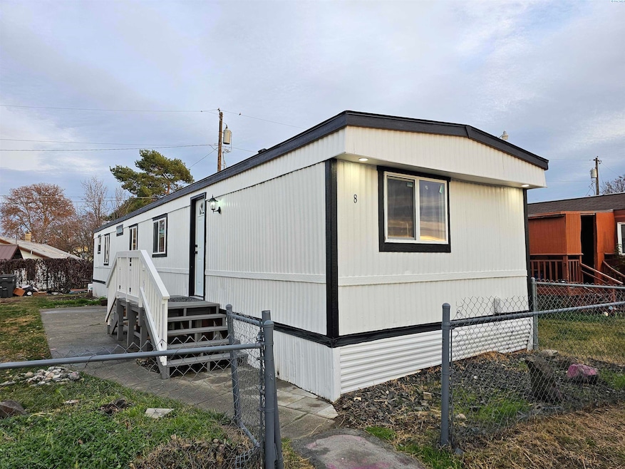 1421 S Cedar St unit 8, Kennewick, WA 99337 - photo 1