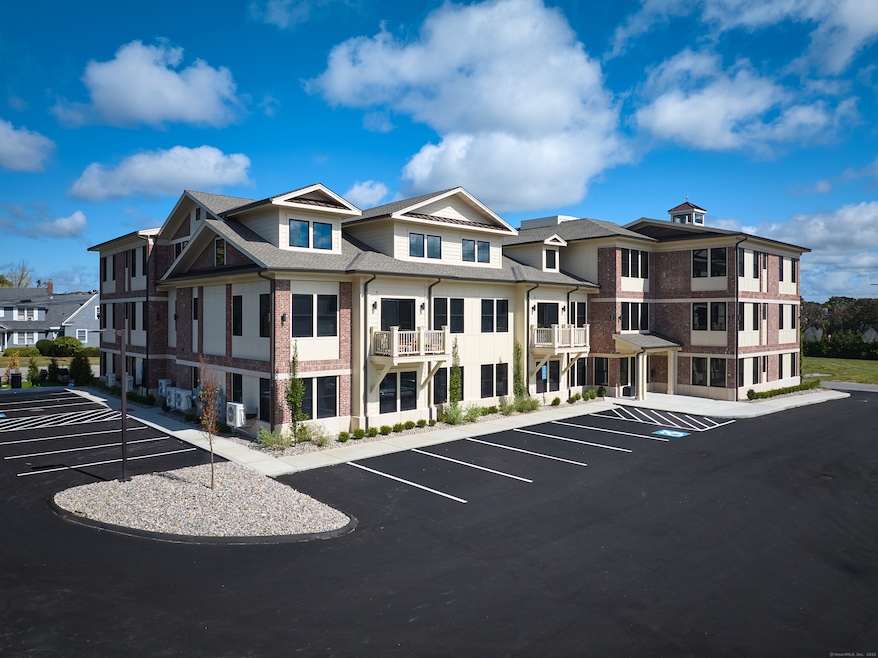 109 Lynde St unit 4, Old Saybrook, CT 06475 - photo 1