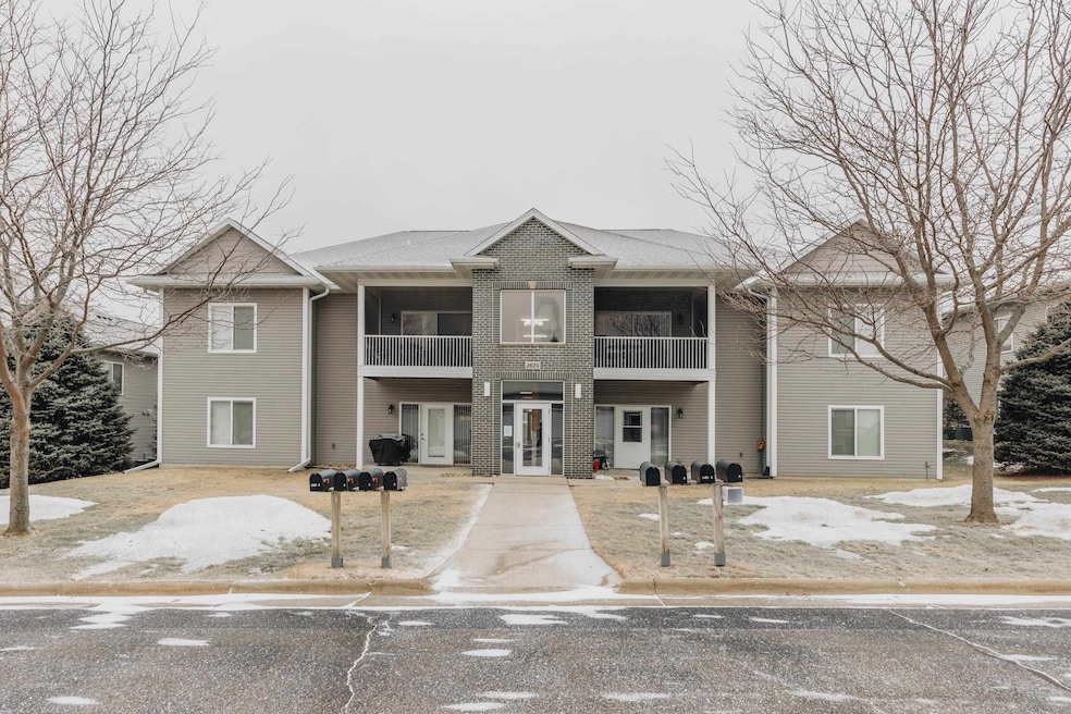 2625 Orchard Dr unit 7, Cedar Falls, IA 50613 - photo 1