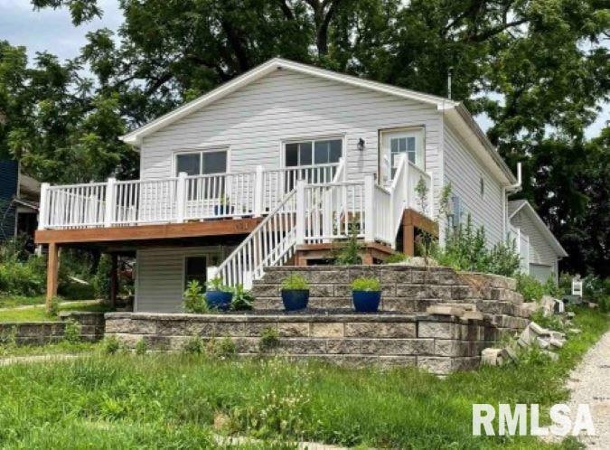 813 W 2nd St, Cedar Falls, IA 50613 - photo 1