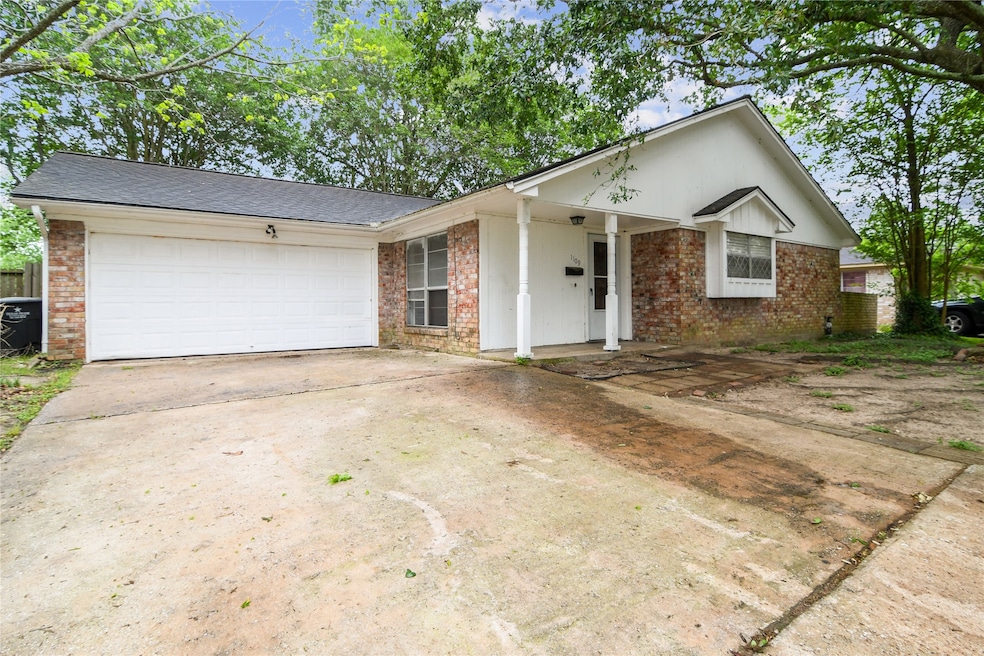 1109 Bayou Dr, Alvin, TX 77511 - photo 1