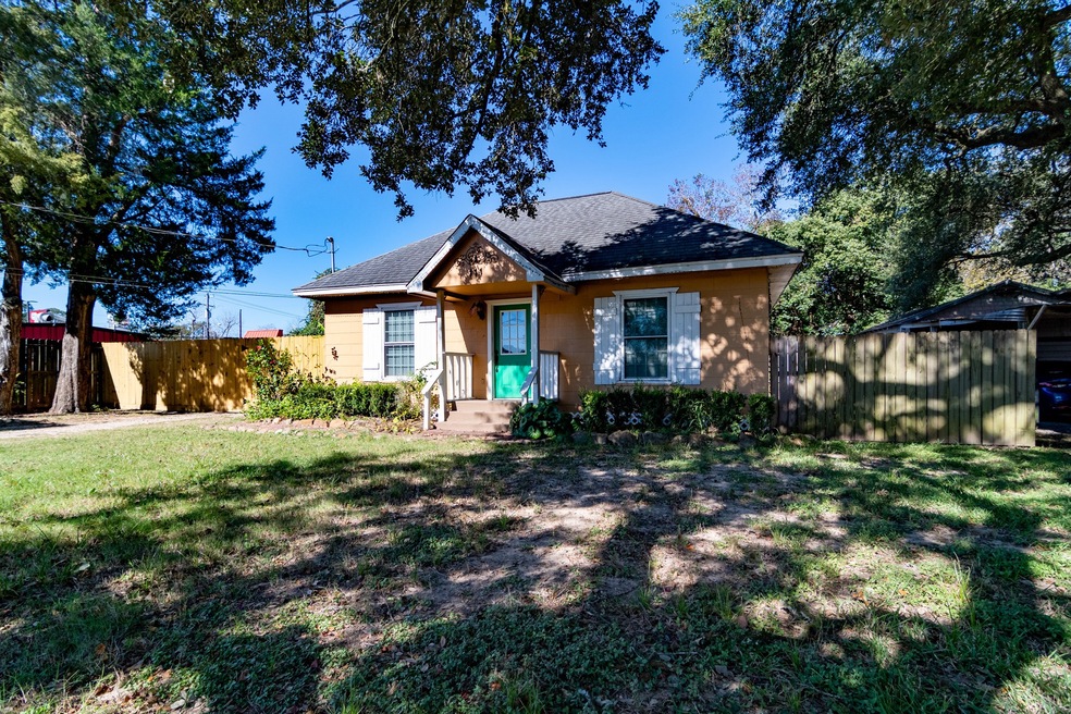 111 E Southland Ave, Alvin, TX 77511 - photo 1