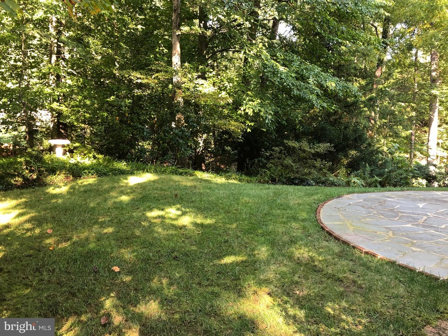 8912 Lynnhurst Dr, Fairfax, VA 22031 - photo 1