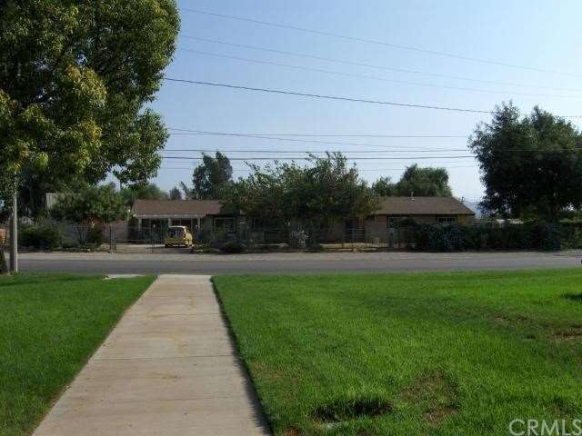 Front View, large Ranch Style Single story Home!