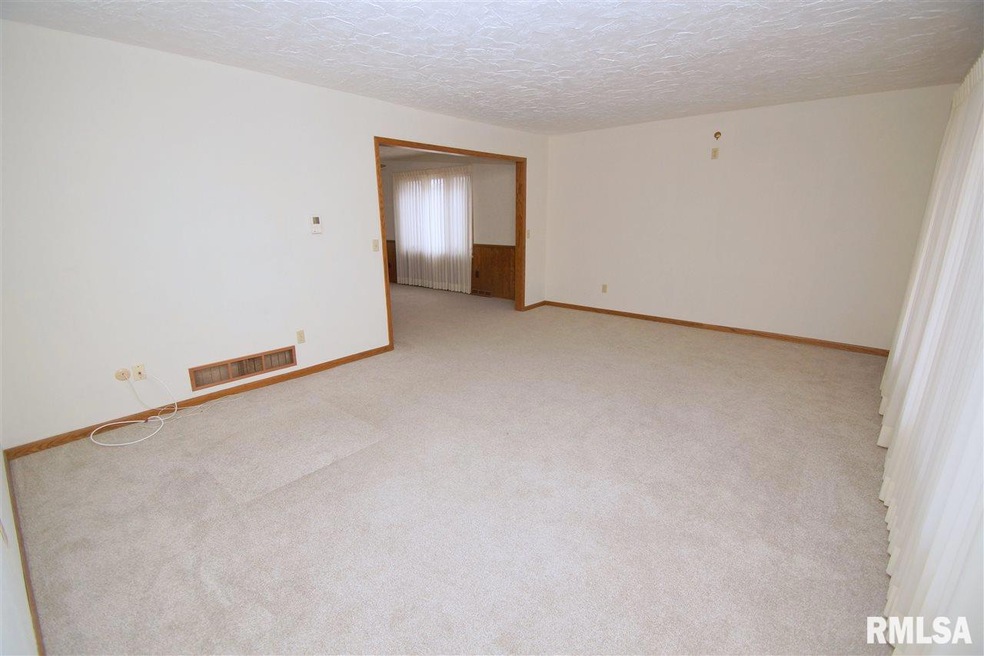 3511 N Elmwood Ave, Davenport, IA 52806 - photo 1