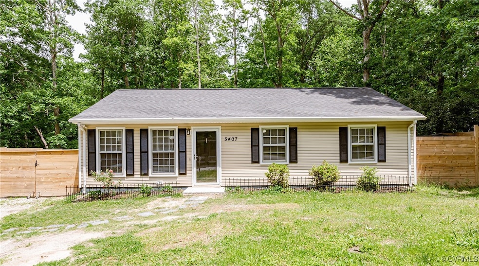 Ranch-style home featuring a shingled roof