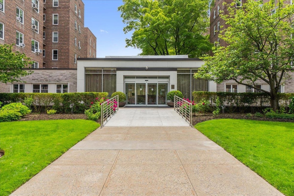 The Balfour unit A33, Forest Hills, NY 11375 - photo 1
