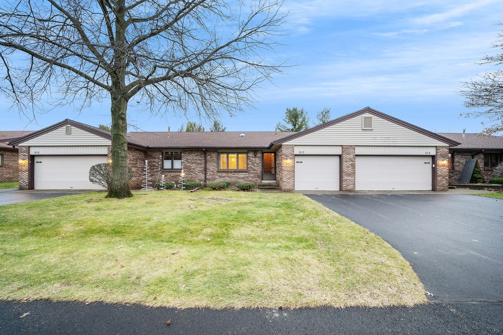 612 Gardenview Dr SW, Byron Center, MI 49315 - photo 1