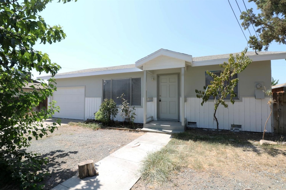 520 S Villa St, Porterville, CA 93257 - photo 1