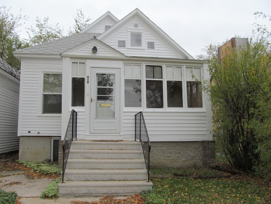 808 2ND AV SO 015