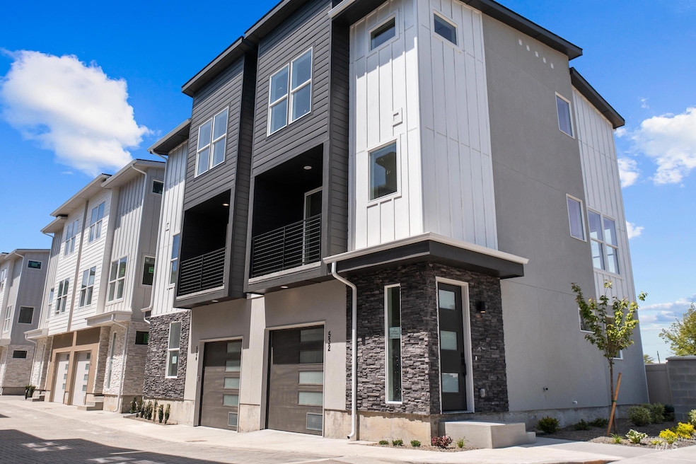 For Sale $599,900 • Co-Listing Agent