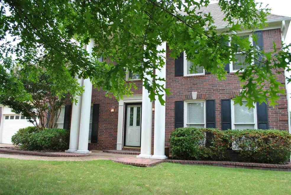 Beautiful, well maintained 4 bedroom home in a cov