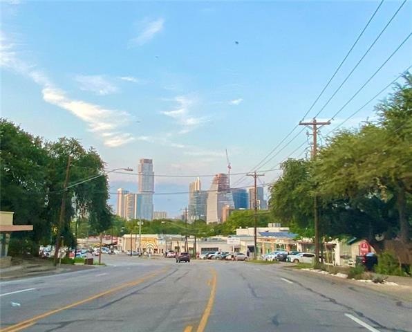 Downtown is just 6 minutes away!