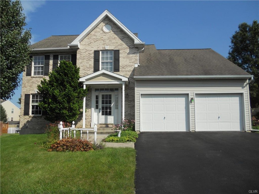 Wonderful curb appeal!!