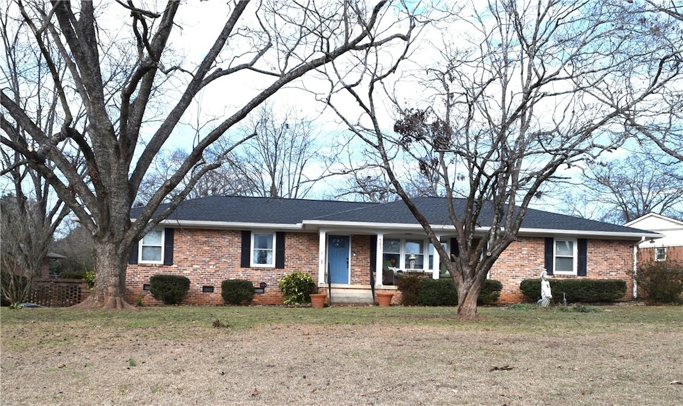 Welcome to 543 Drayton Circle!