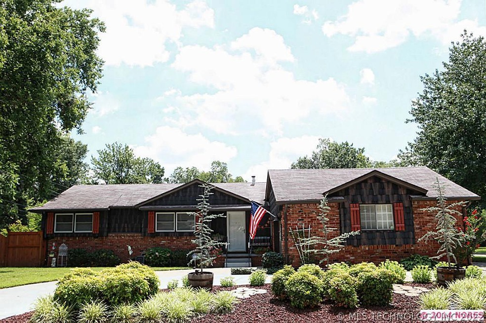Great curb appeal on this cute Brookside home