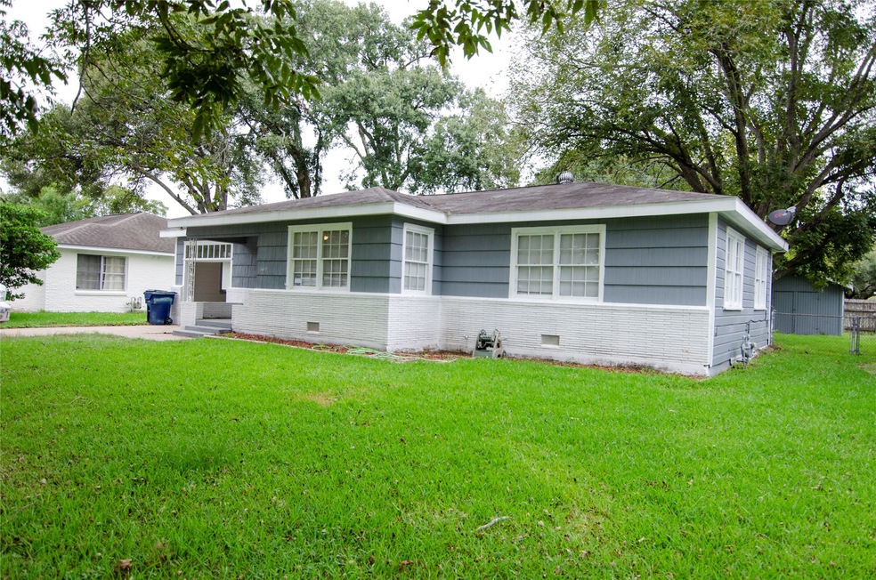 1417 Highland Dr, Bay City, TX 77414 - photo 1