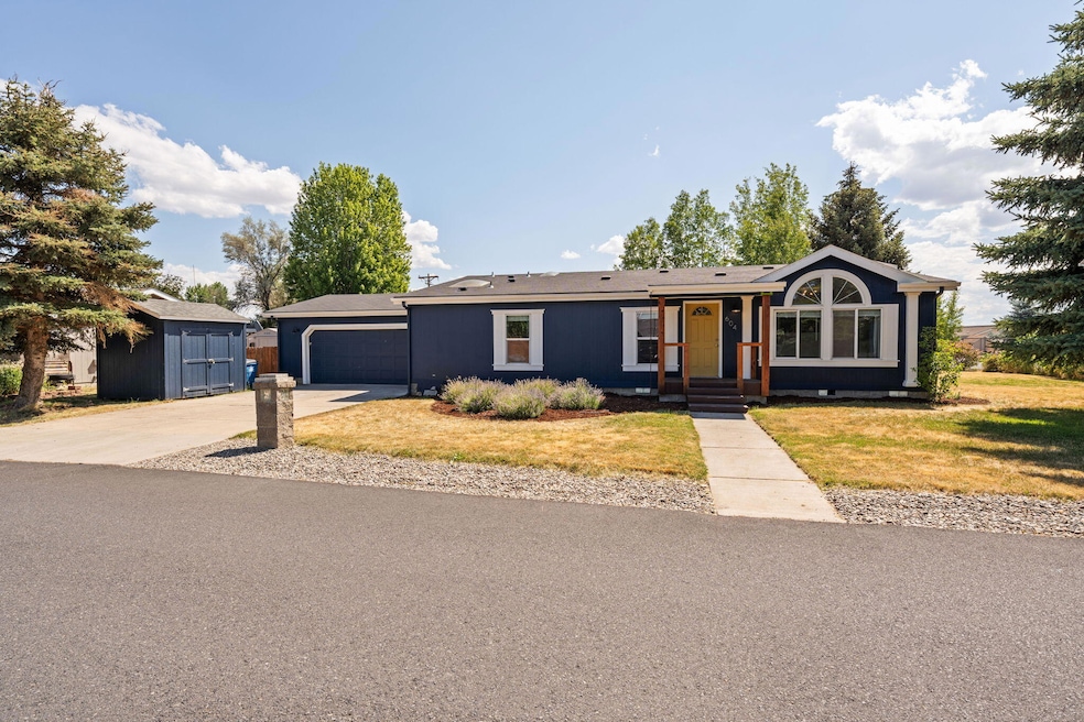 604 NE Shoshone Dr, Redmond, OR 97756 - photo 1