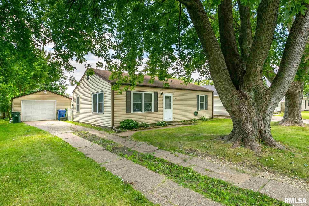 2107 W 69th St, Davenport, IA 52806 - photo 1