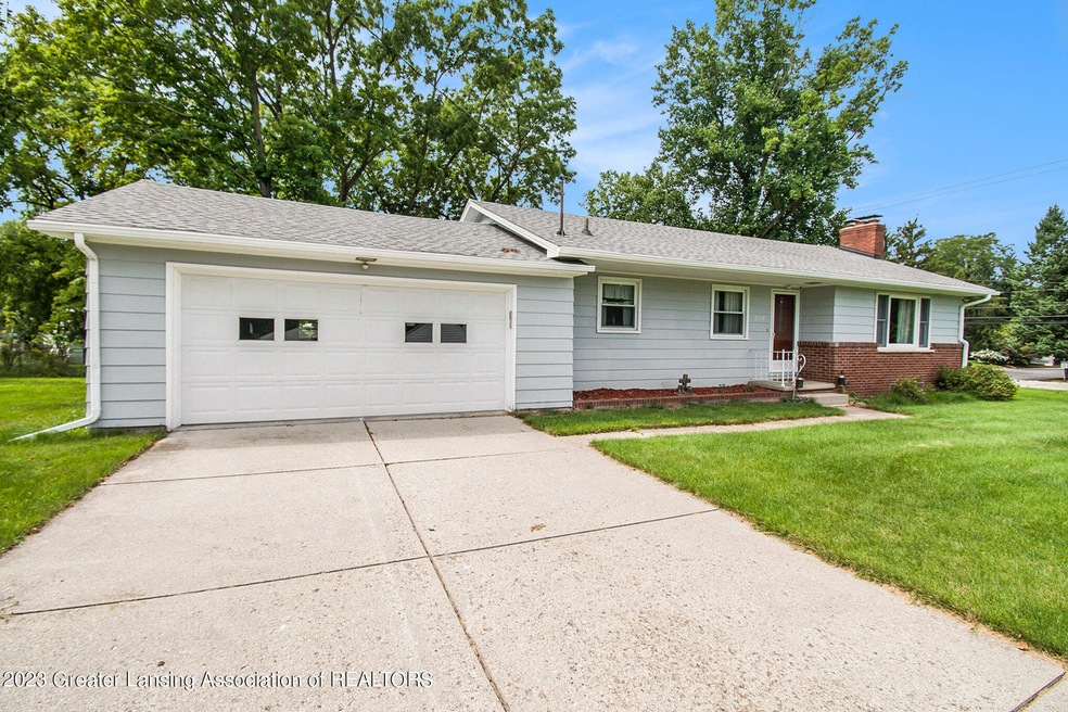 2710 Manley Dr, Lansing, MI 48910 - photo 1