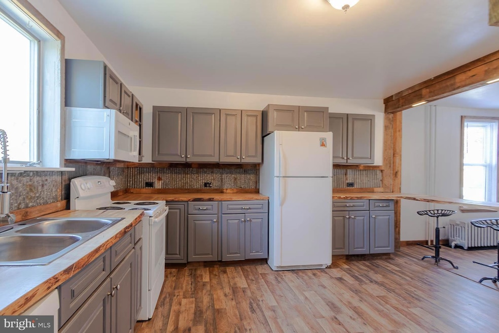 521 N 9th St, Philipsburg, PA 16866 - photo 1