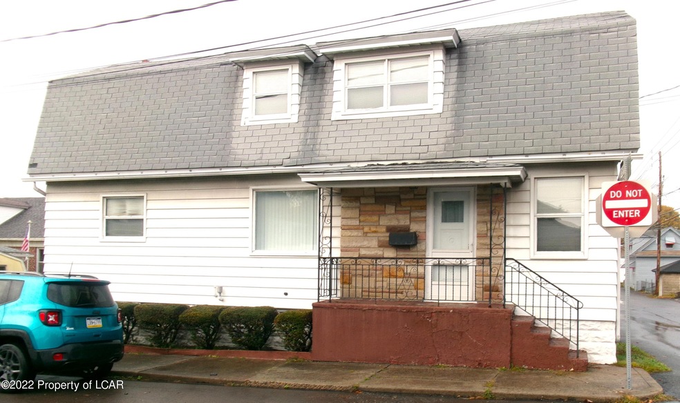 19 W Washington St, McAdoo, PA 18237 - photo 1