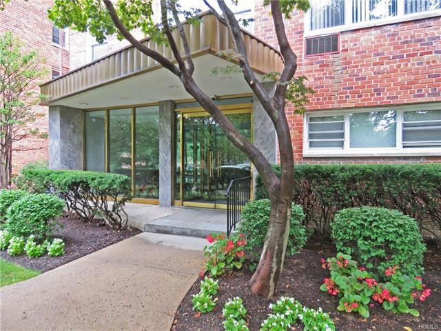 Cresthaven unit 502, Yonkers, NY 10703 - photo 1