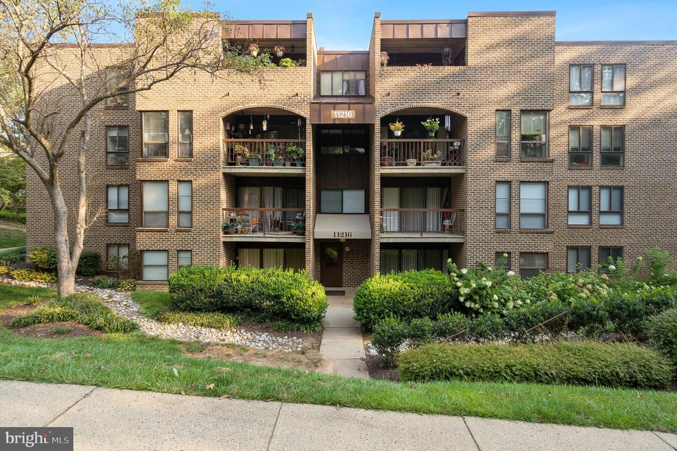 11216 Chestnut Grove Square unit 11216-220, Reston, VA 20190 - photo 1