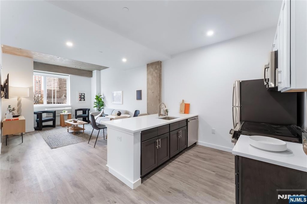 10 Commerce Ct unit 2A, Newark, NJ 07102 - photo 1