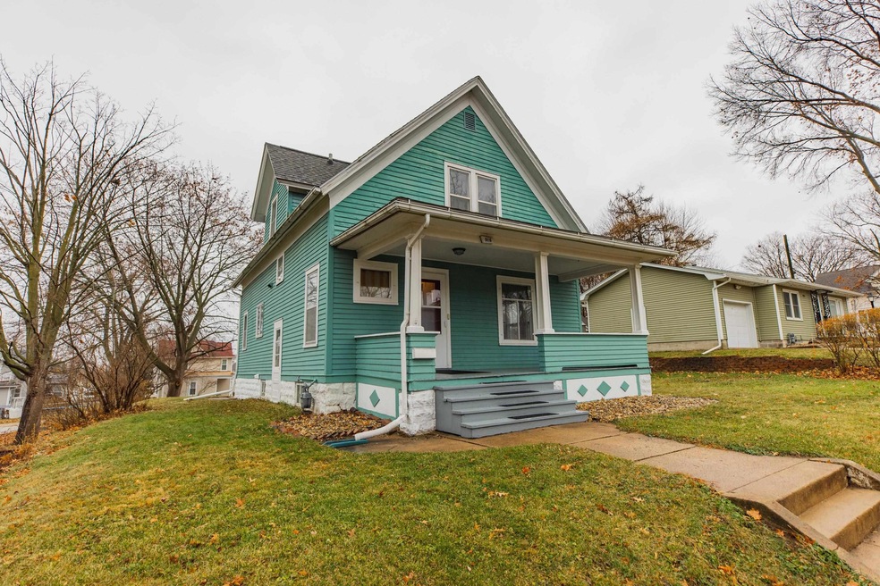 916 Walnut St, Cedar Falls, IA 50613 - photo 1