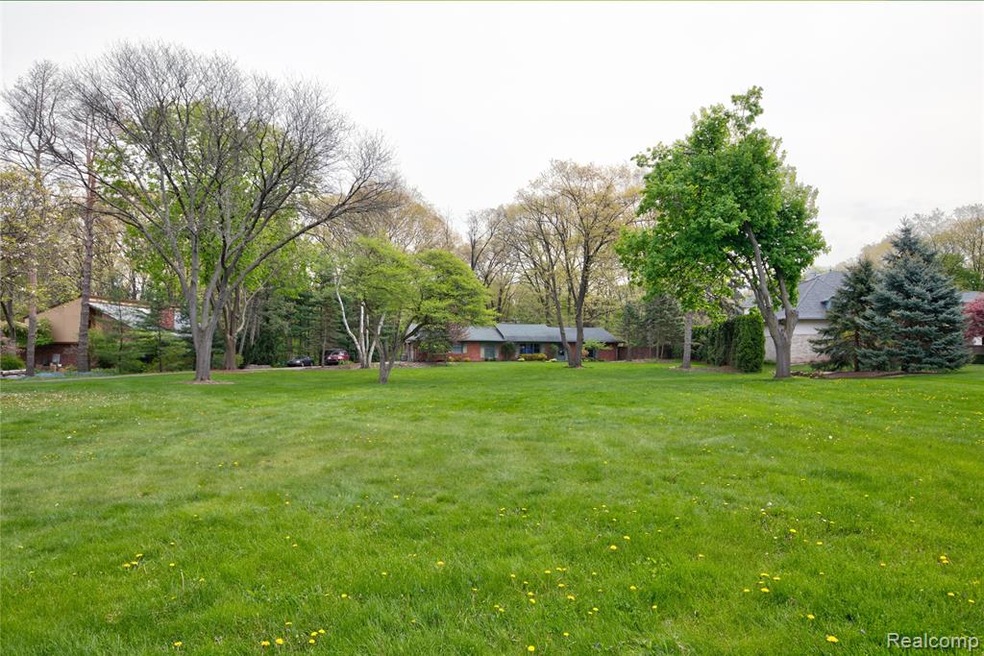 3761 Shallow Brook Dr, Bloomfield Hills, MI 48302 - photo 1