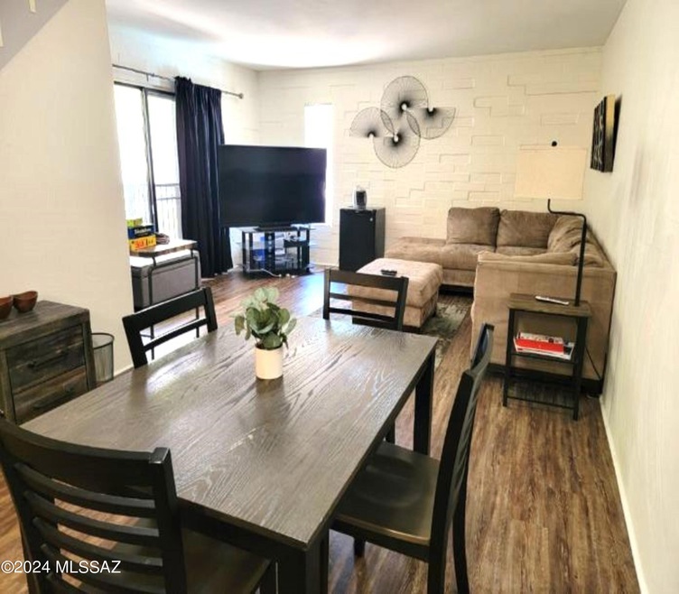 DINING/LIVING ROOM