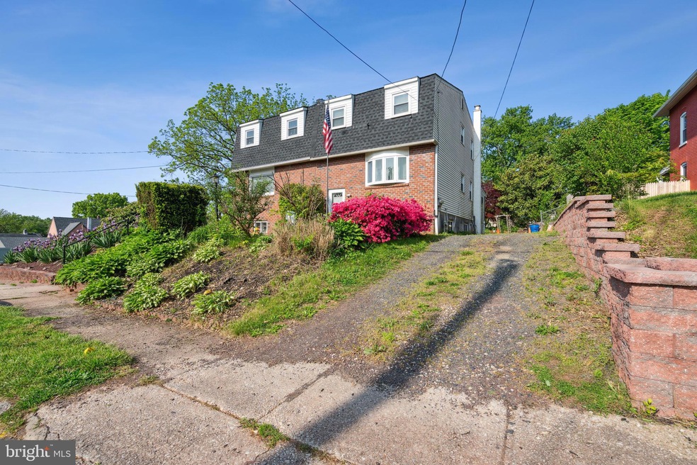 564 N Cedar St, Spring City, PA 19475 - photo 1