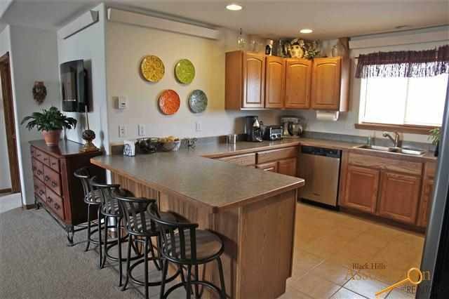 Huge gourmet  kitchen w/ breakfast island includes