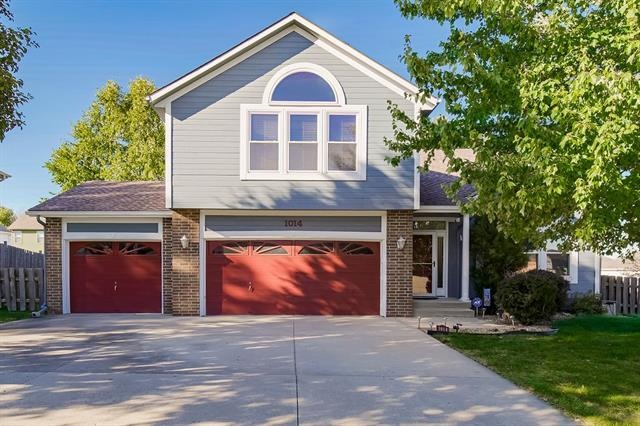 3 Stalls on this beautiful home!