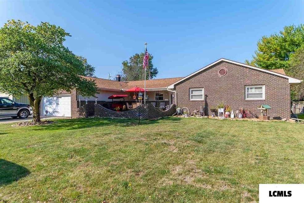 116 Crestwood Dr, Lincoln, IL 62656 - photo 1