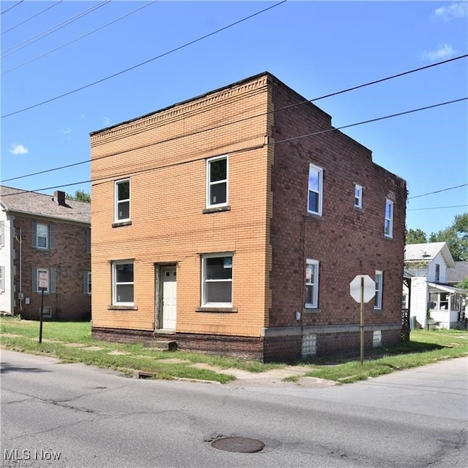 138 Moore St, Hubbard, OH 44425 - photo 1