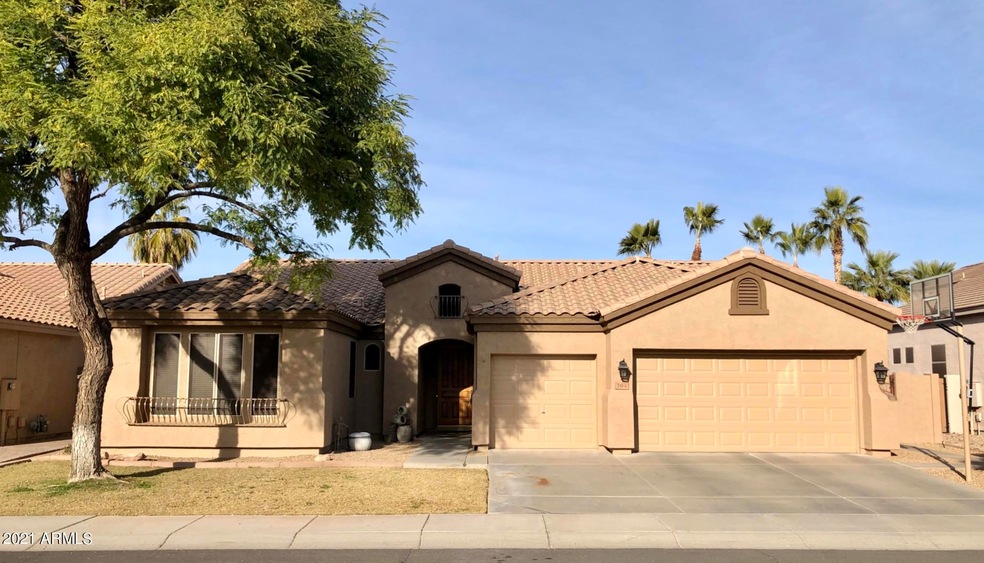704 W Goldfinch way