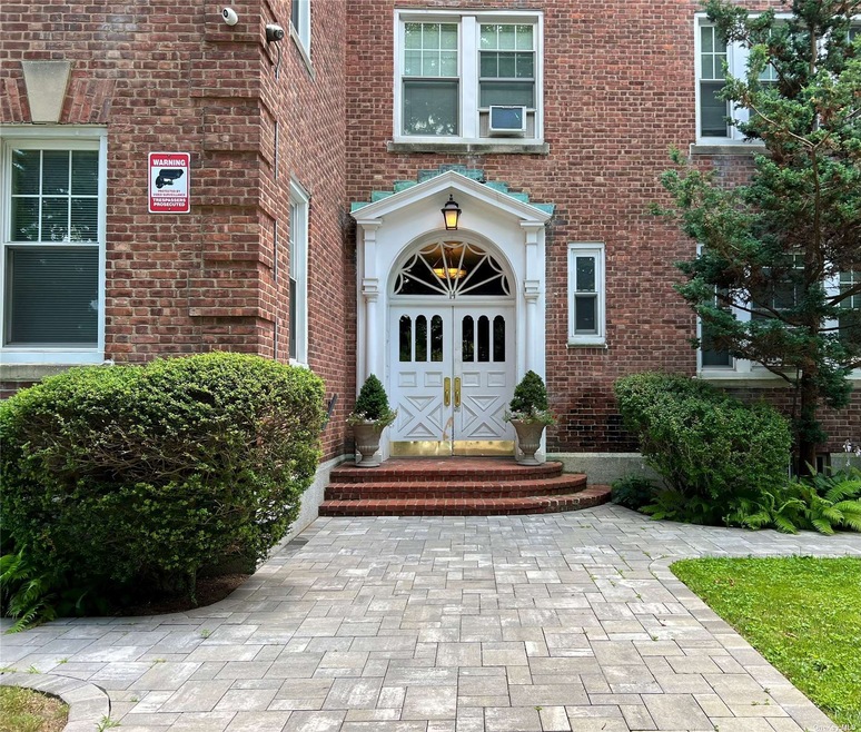 14 Mulford Place unit 4A, Hempstead, NY 11550 - photo 1