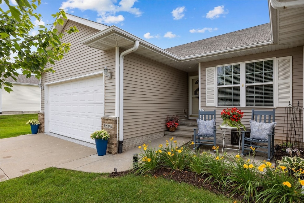 1600 Hunters Creek Way unit 1600, Marion, IA 52302 - photo 1