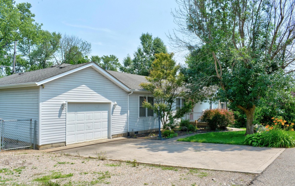 533 Coshocton Ave, Thornville, OH 43076 - photo 1