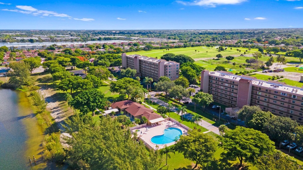 Waters Edge Towers unit 609, Deerfield Beach, FL 33064 - photo 1