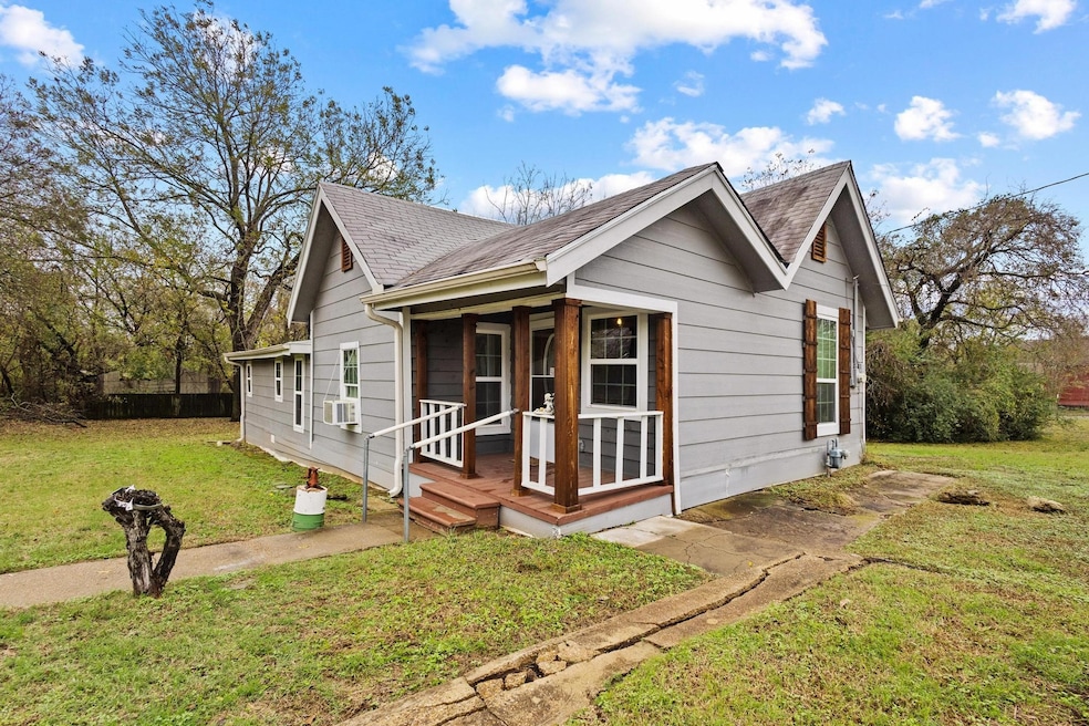 512 S Lamar Ave, Denison, TX 75021 - photo 1