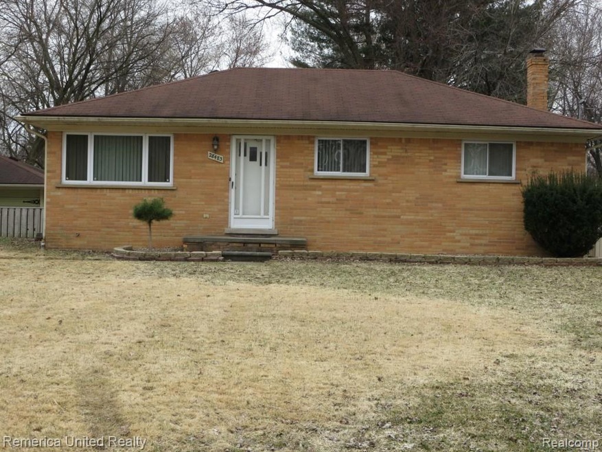 Front picture of Pickford!  Large front lot!