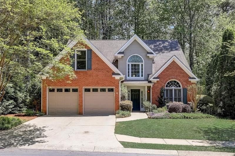 Front of home with view of yard