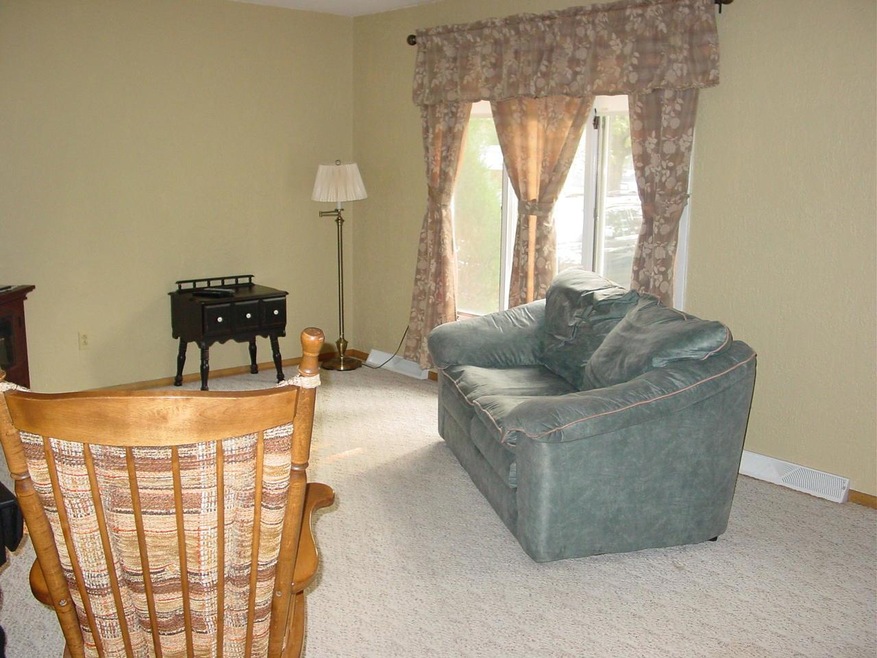 1439 S 16th St, Grand Forks, ND 58201 - photo 1